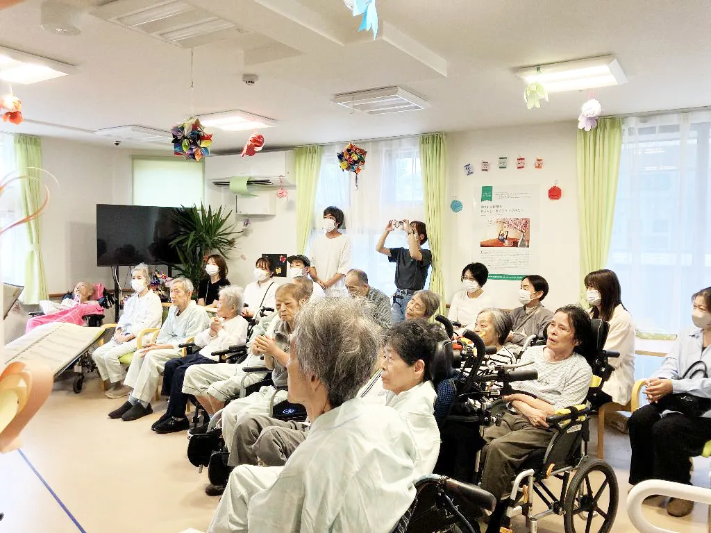 学生の皆さんが奏でるメロディーに身を委ねて楽しまれているご入居者さま