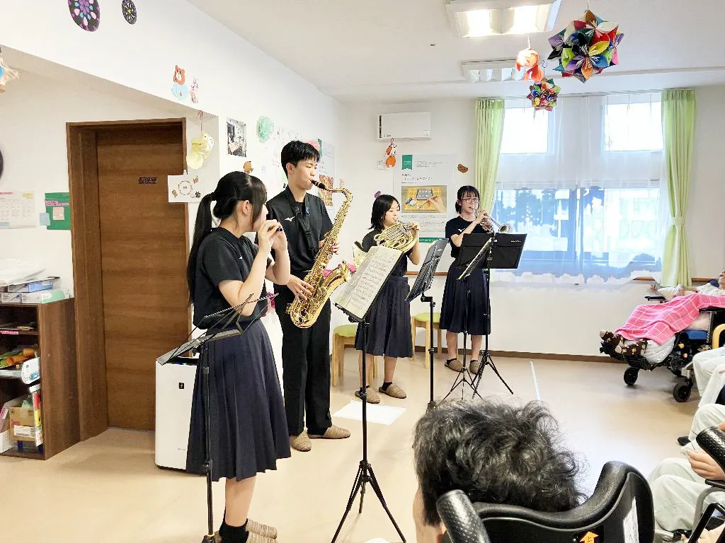 曲ごとにユニットに分かれてさまざまな曲を演奏してくれた部員の皆さん
